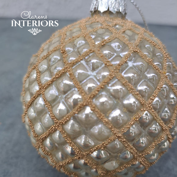 GOLD DETAIL BAUBLE